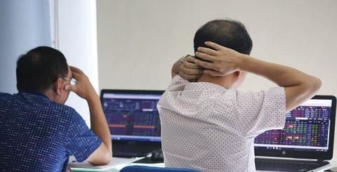 VN stocks start lower in early trading week